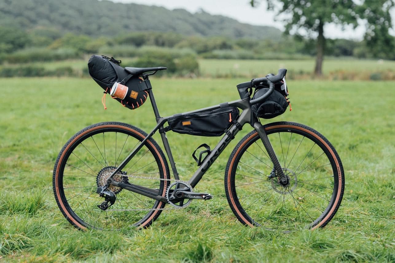 Bikepacking, sprzęt do bikepackingu oraz jak z tym wszystkim się wiąże Apidura?