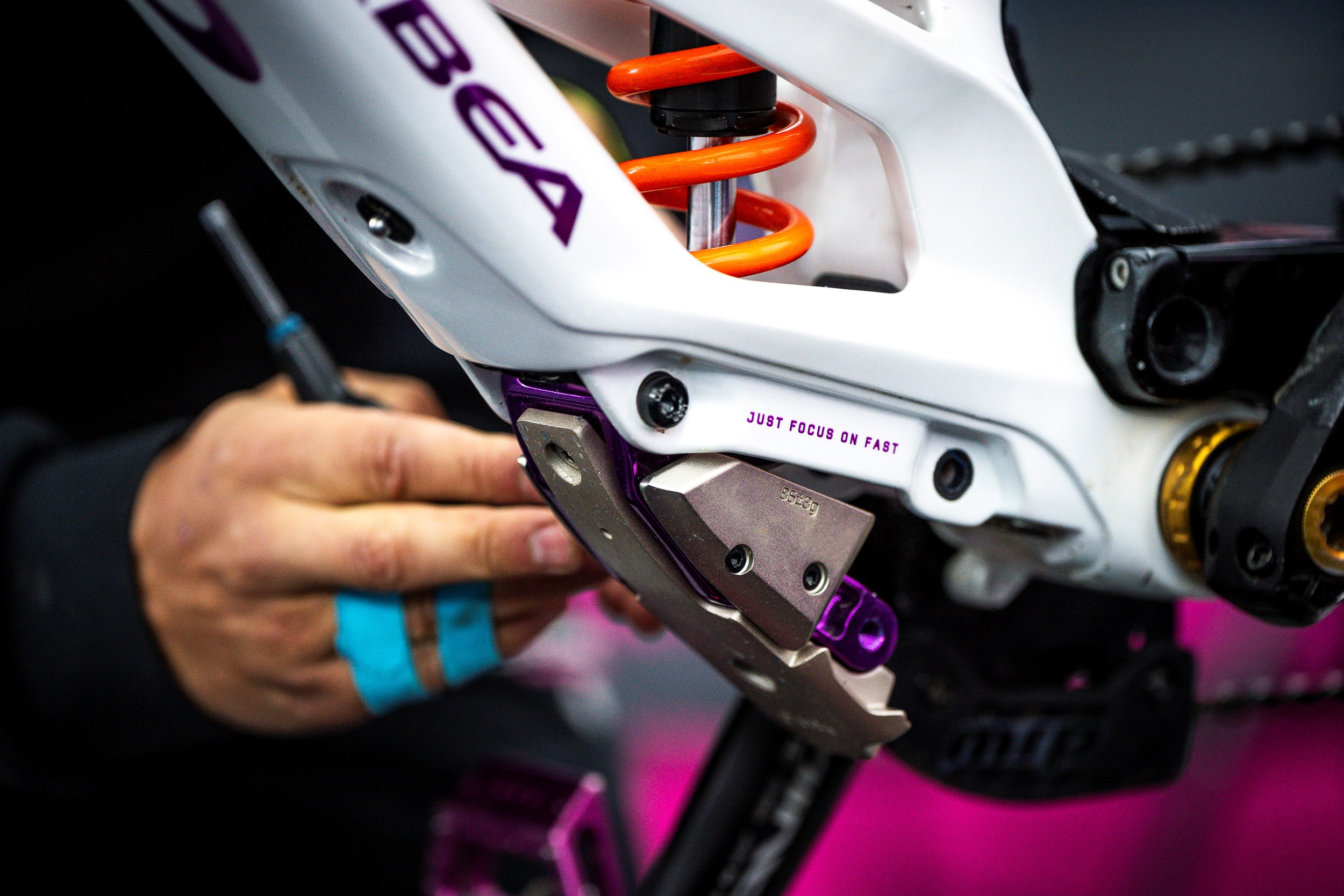 Czy cięższy rower jest szybszy? Fakty, mity i kompromisy w MTB oraz e-MTB