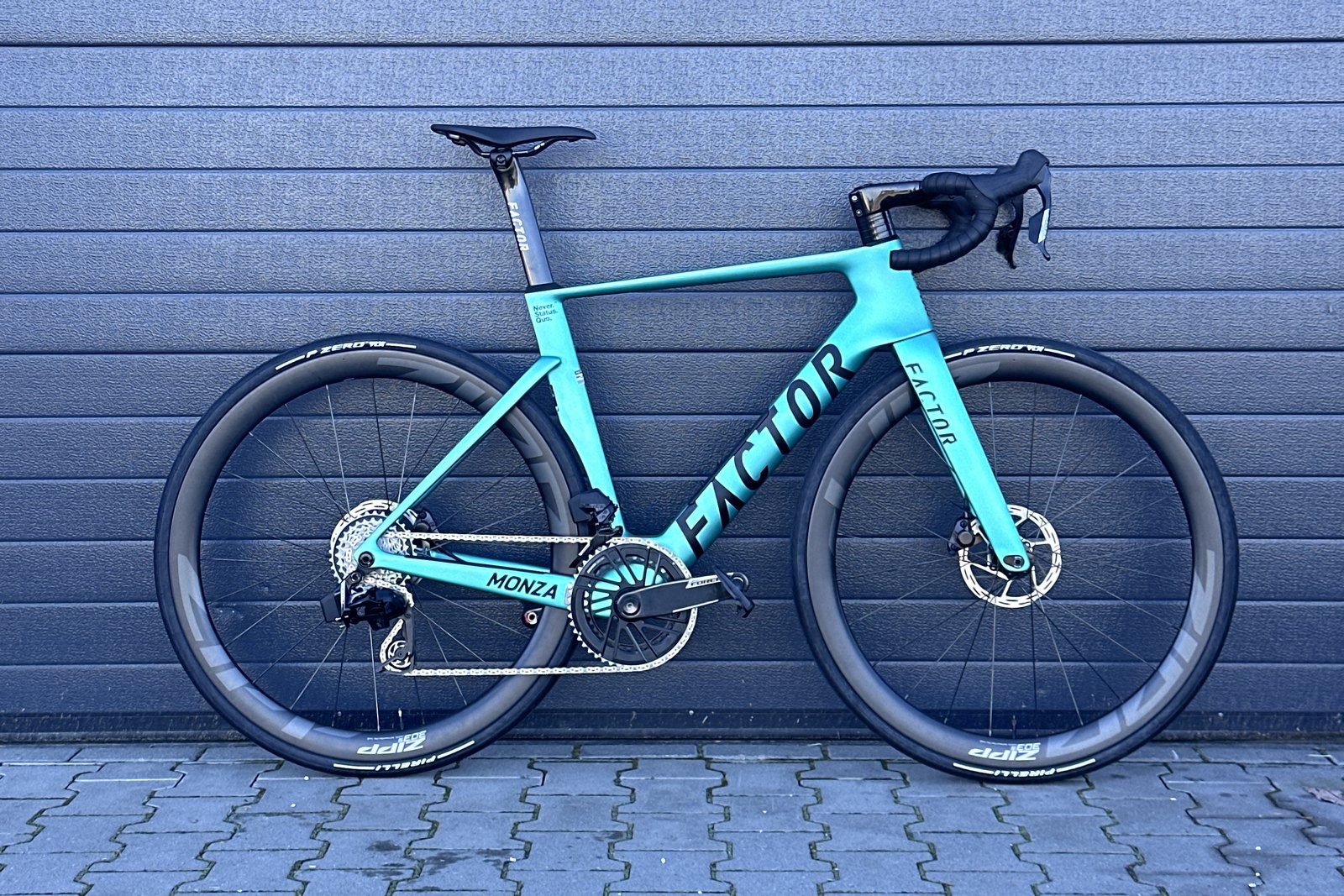 Factor Monza 54 w turkusowym lakierze z grupą SRAM Force E1 AXS i kołami Zipp 303 S, widok z boku