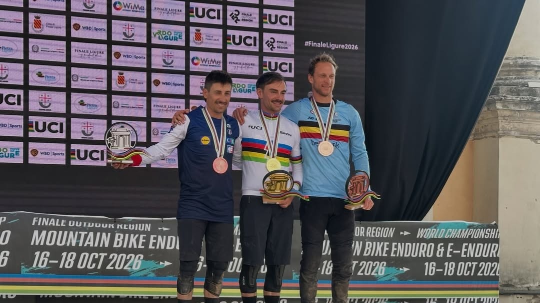 Martin Maes i Damien Oton z medalami E-EDR przy rowerach Orbea Wild