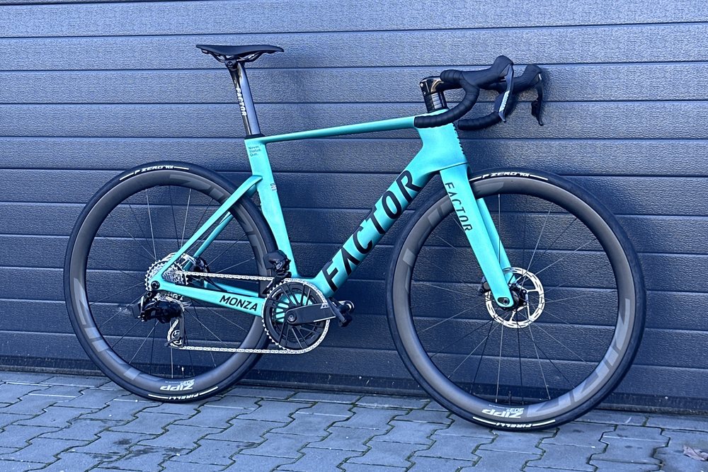 Factor Monza 54 z grupą SRAM Force E1 AXS, ujęcie z przodu pod kątem