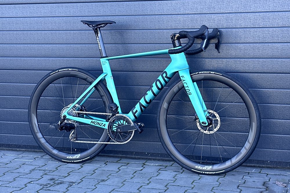 Factor Monza 54 z kołami Zipp 303 S, widok z boku
