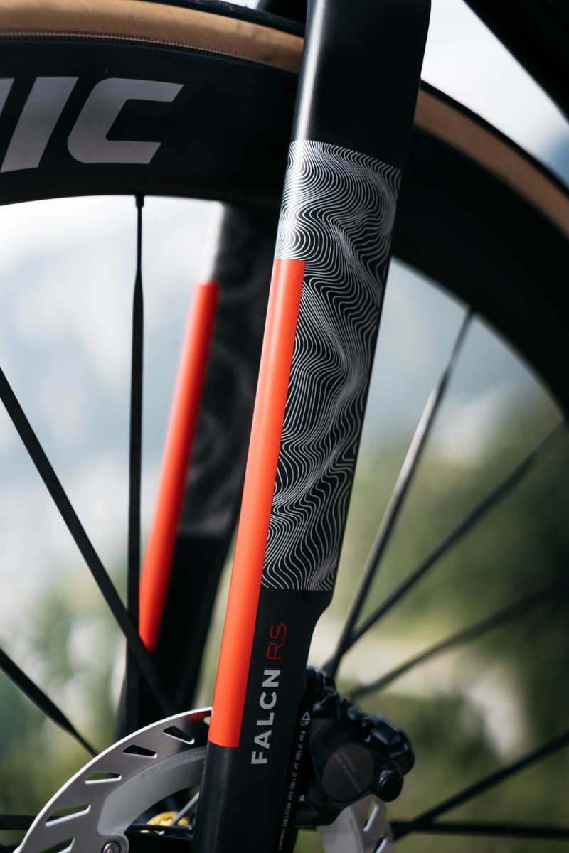 Kolarz na Ridley FALCN RS 2.0, widok na wysuniętą pozycję na rowerze