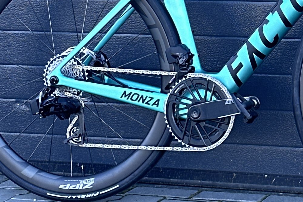 Napęd SRAM Force E1 AXS i miernik mocy w Factor Monza, detal