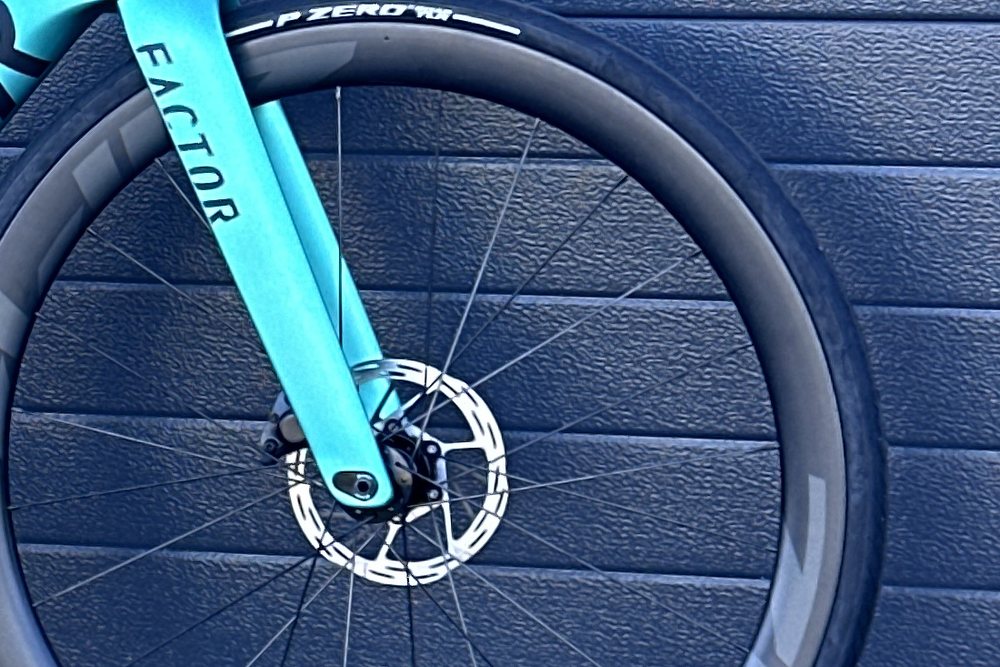 Widelec Factor Monza i przednie koło Zipp 303 S, detal