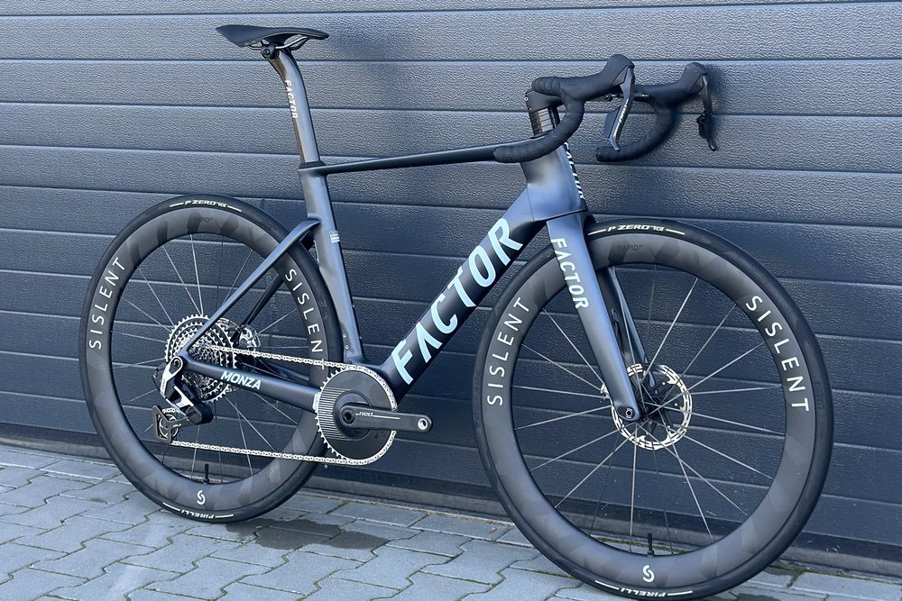 Factor Monza 54 z kołami Sislent Rapid LC 55, ujęcie pod kątem