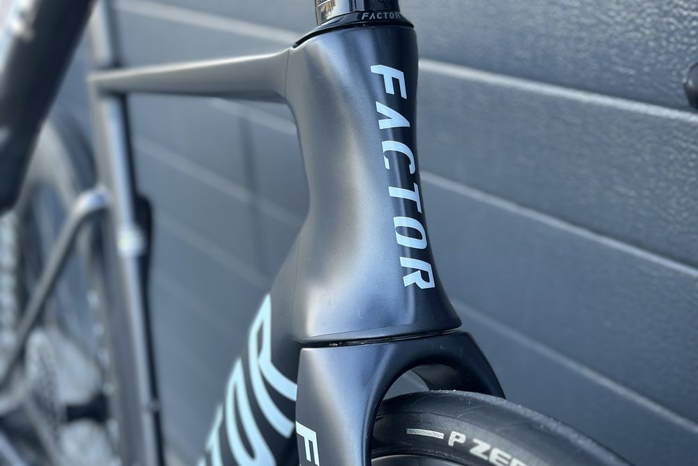 Klamkomanetka i kokpit Factor Monza z SRAM Red E1 XPLR, detal